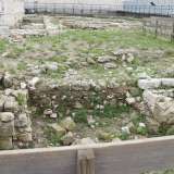 Davanti al prospetto del tempio si sviluppa poi un�enorme area cimiteriale che fu sfruttata anche dai frati francescani, che nel 1436 fondarono in questo punto un convento maschile che rimase attivo sino alla met� dell�800